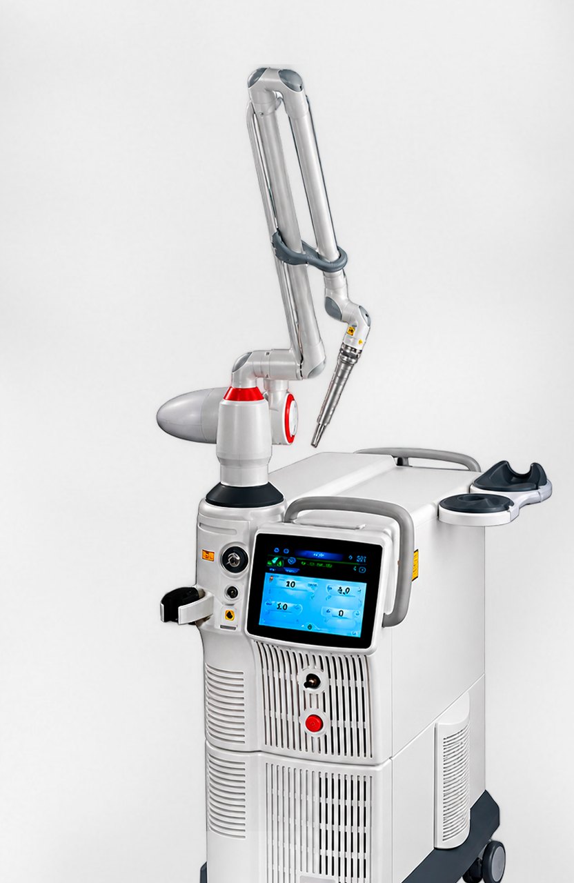 Equipamento de laser Fotona com braço articulado e tela de controle, utilizado nos protocolos da Dra. Ana Lara Ludovico em São Paulo
